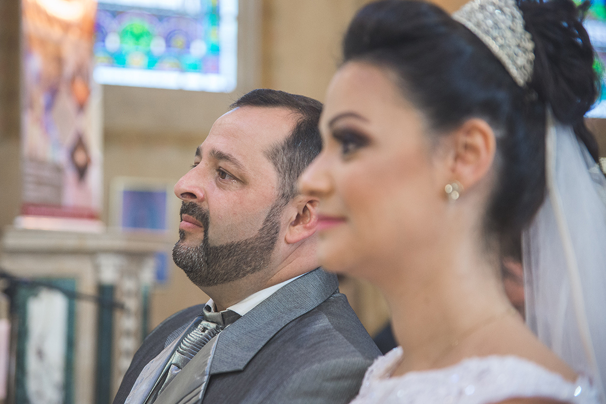 Fotografia dos noivos no altar durante a cerimônia de casamento. Foto por Marco Moscarelli
