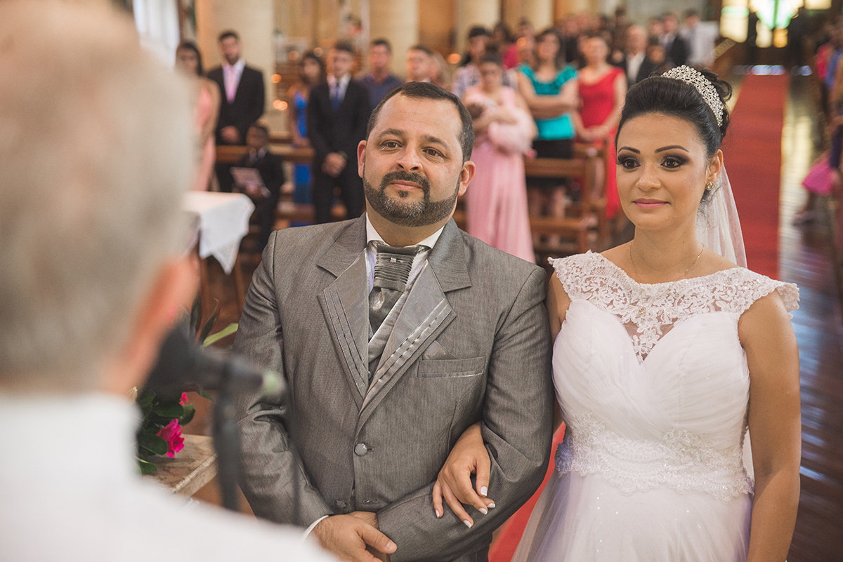 Fotografia dos noivos no altar durante a cerimônia de casamento. Foto por Marco Moscarelli