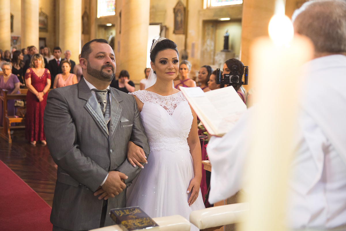 Fotografia dos noivos no altar durante a cerimônia de casamento. Foto por Marco Moscarelli
