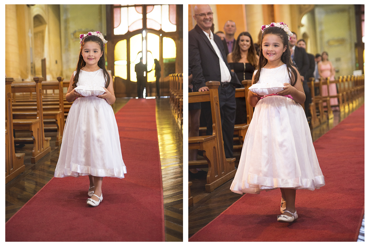 Linda aia entrando na igreja carregando as alianças dos noivos durante a cerimõnia de casamento. Foto por Marco Moscarelli