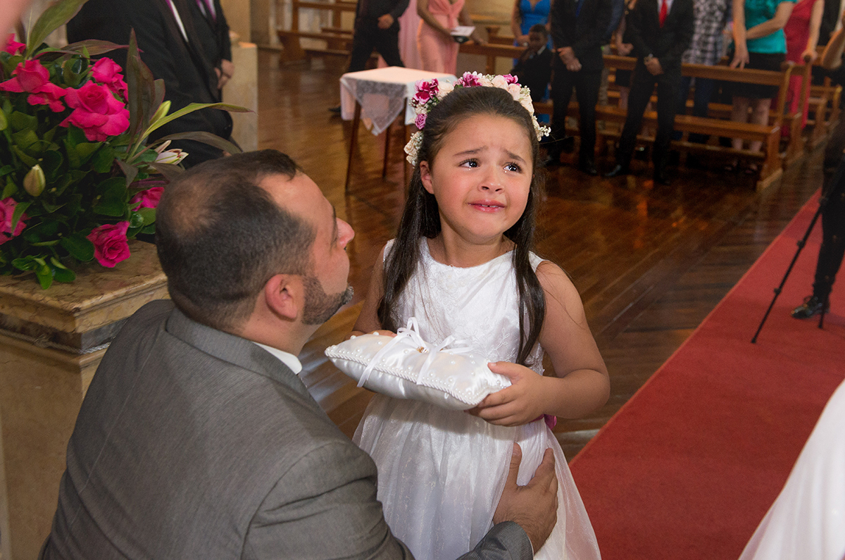 aia chorando emocionada durante a cerimônia de casamento. Foto por Marco Moscarelli