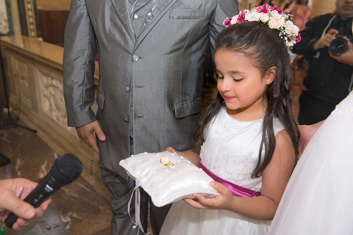 aia chorando emocionada durante a cerimônia de casamento. Foto por Marco Moscarelli