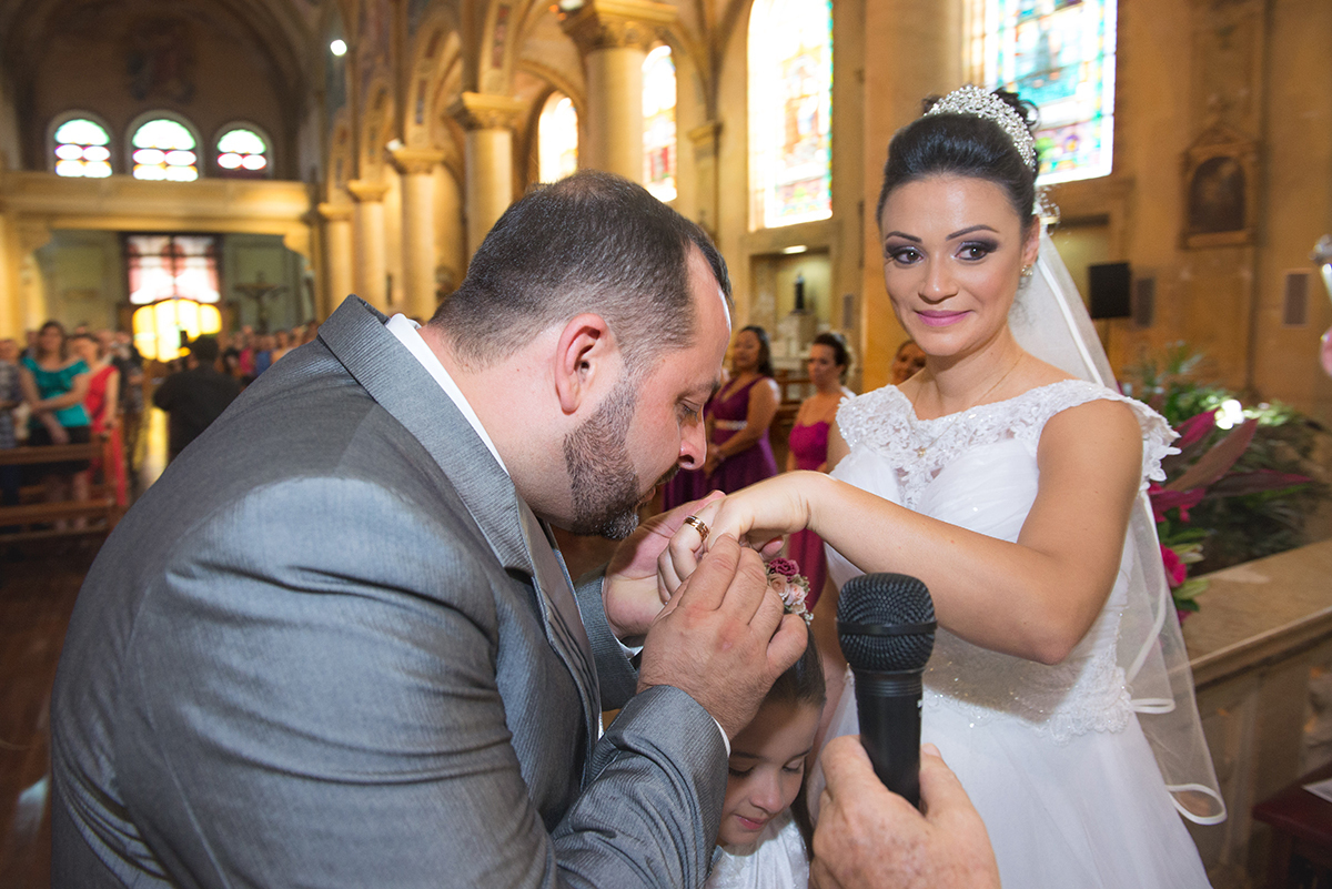 Momento especial em que o noivo coloca a aliança no dedo da noiva durante a cerimônia de casamento. 