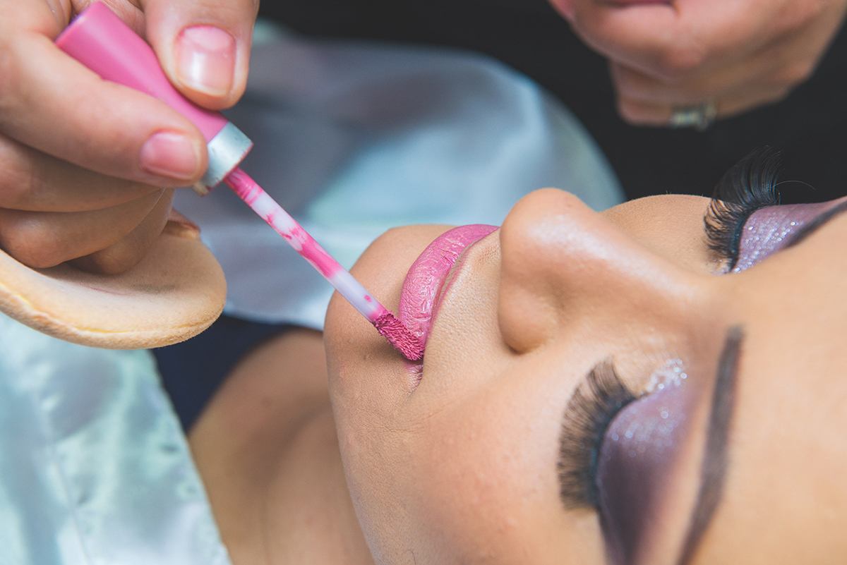 Detalhe do retoque no baton da noiva durante o Make of da noiva antes do casamento. Foto por Marco Moscarelli