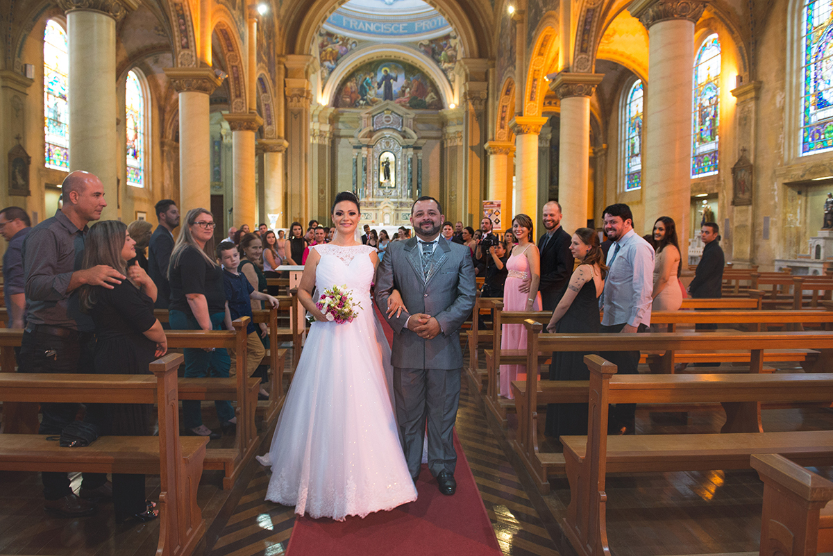 Saida dos noivos da igreja após o casamento. Foto por Marco Moscarelli