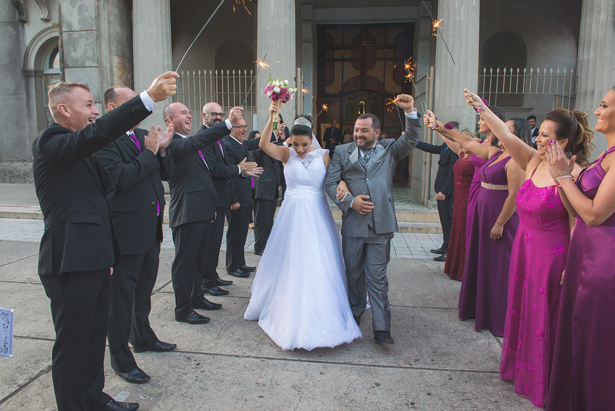 Saida dos noivos da igreja após o casamento. Foto por Marco Moscarelli