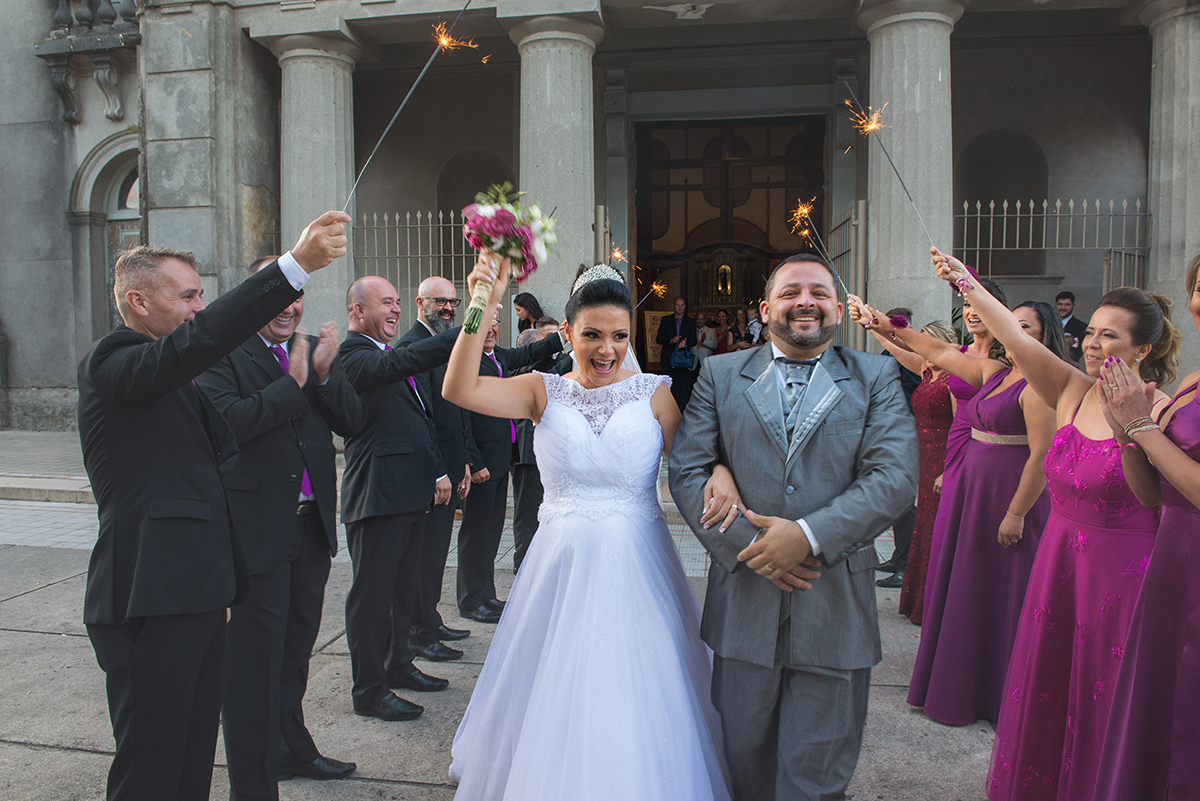 Saida dos noivos da igreja após o casamento. Foto por Marco Moscarelli