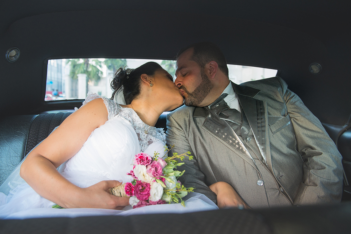 Beijo dos noivos dentro do carro após a cerimônia de casamento. Foto por Marco Moscarelli