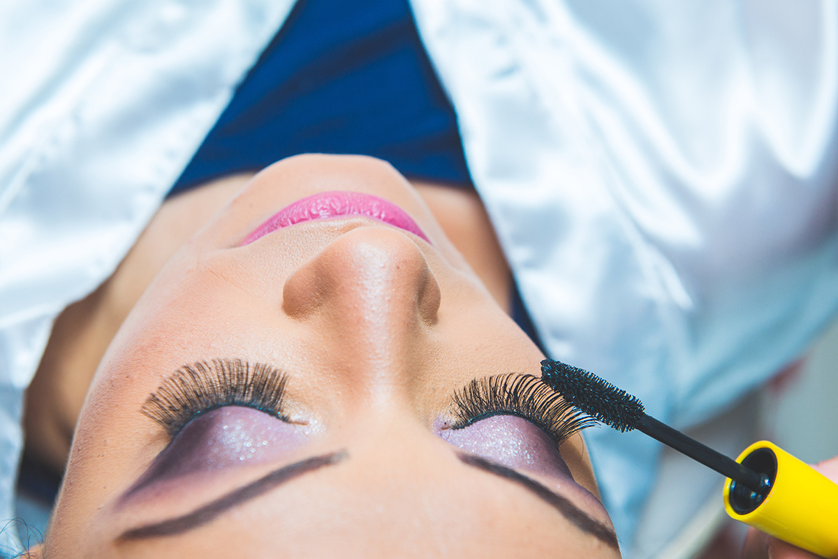 Fotografia em detalhe do olho da noiva durante o make of. Foto por Marco Moscarelli