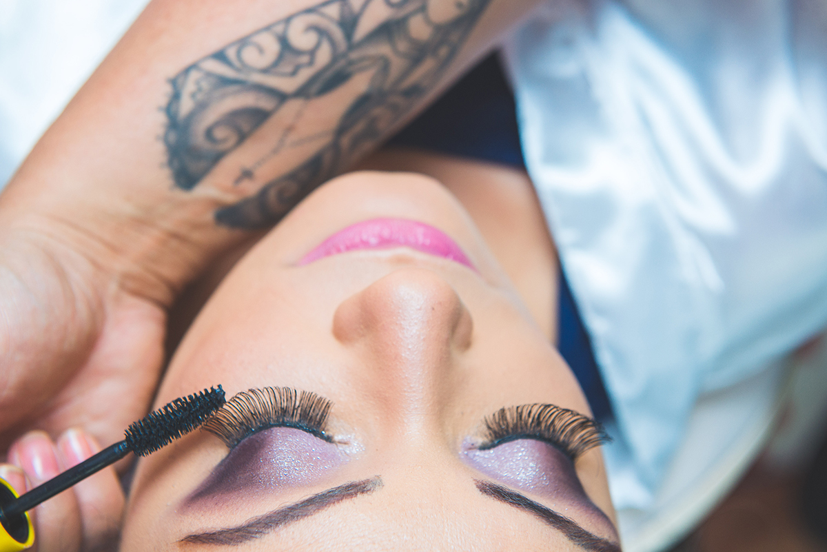 Fotografia em detalhe do olho da noiva durante o make of. Foto por Marco Moscarelli