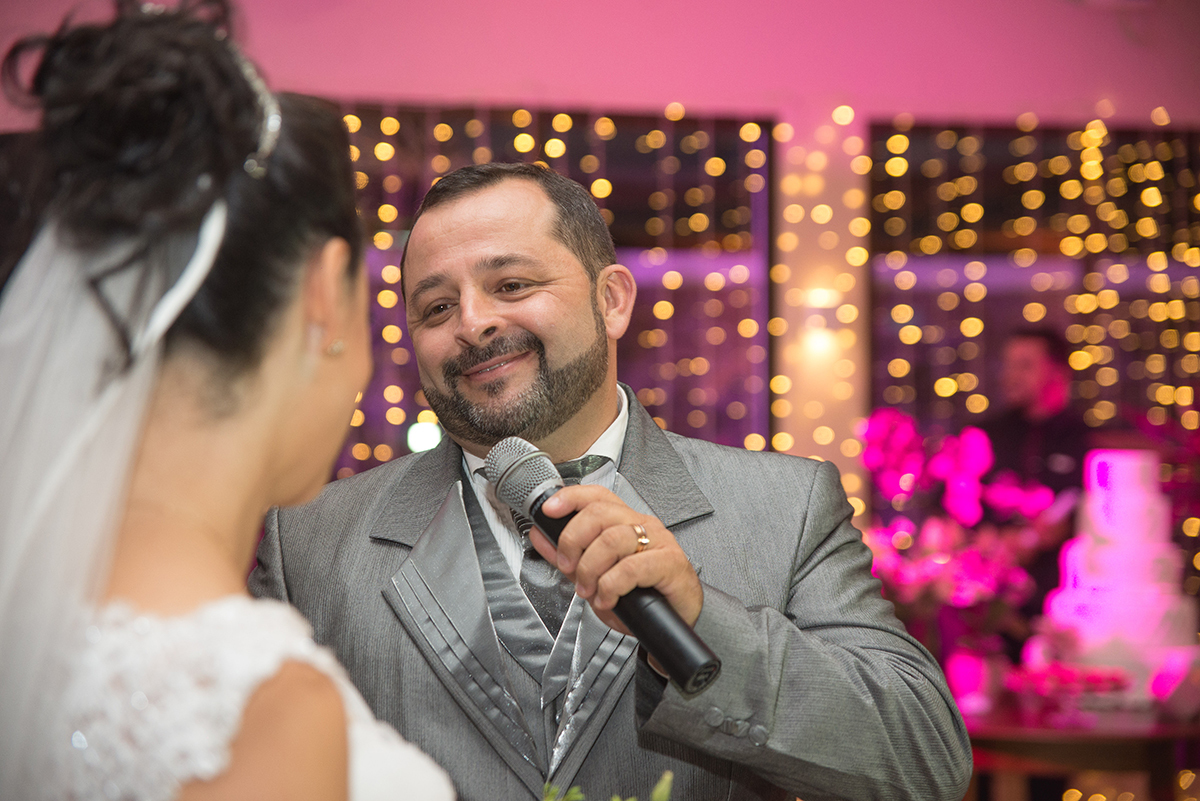 Noivo fazendo linda homenagem a noiva durante a recepção dos noivos após o casamento. Foto por Marco Moscarelli
