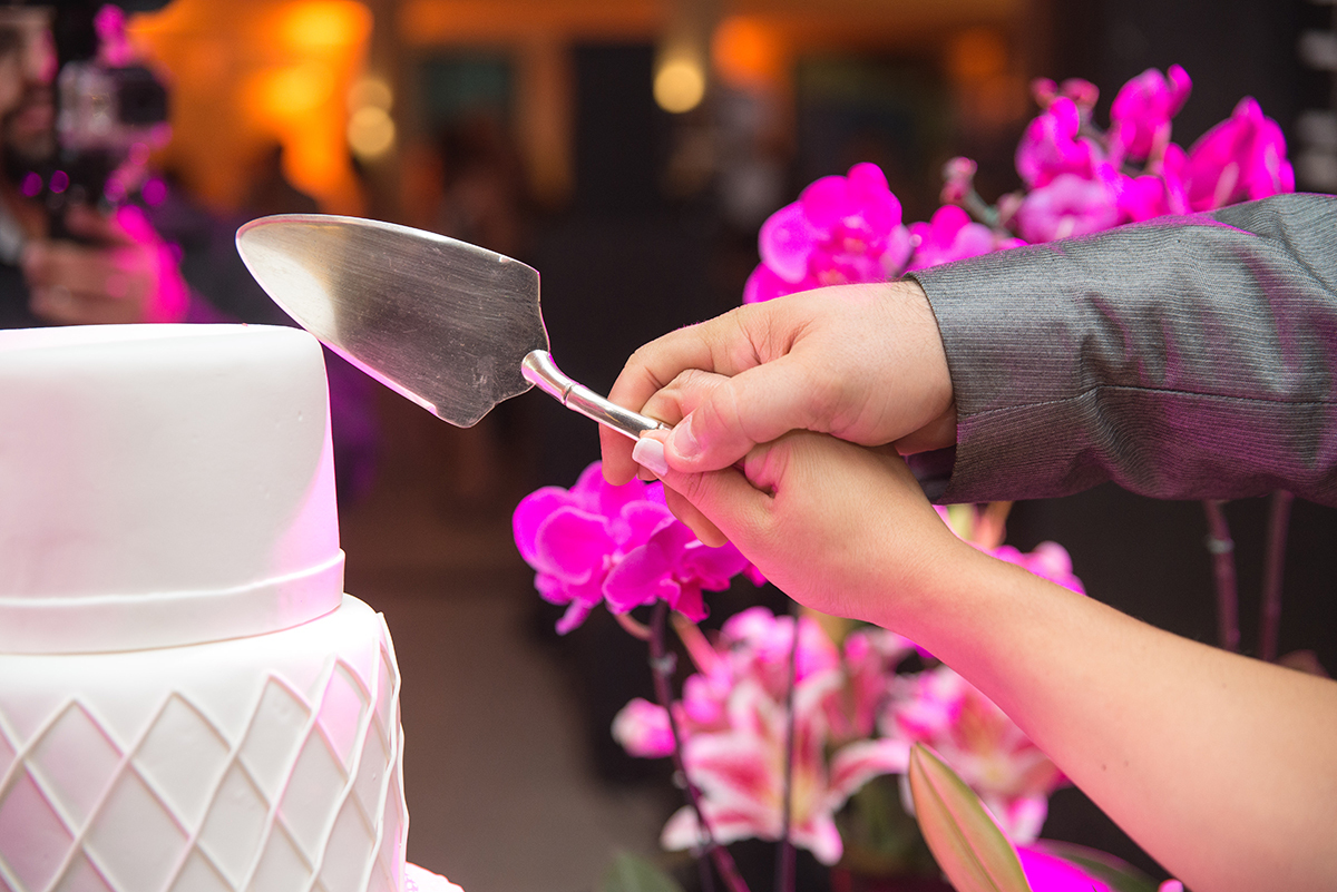 Detalhe do corte do bolo pelos noivos. Foto por Marco Moscarelli