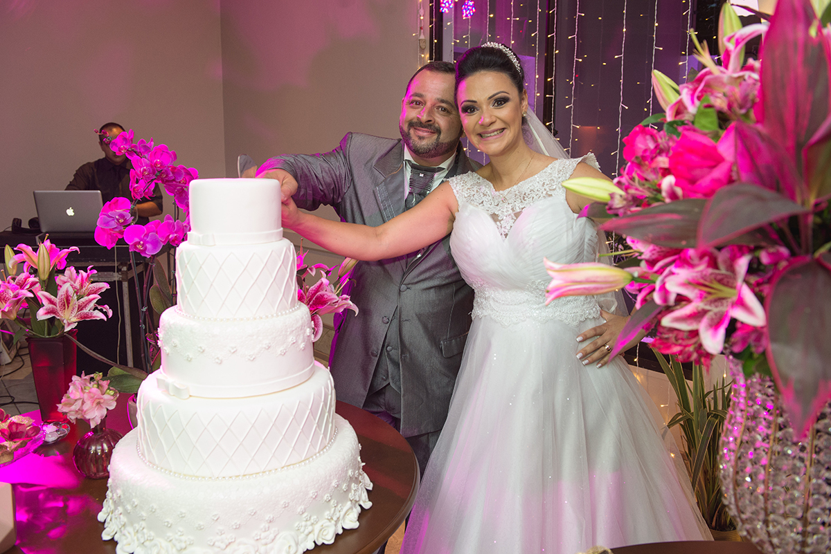 Detalhe do corte do bolo pelos noivos. Foto por Marco Moscarelli