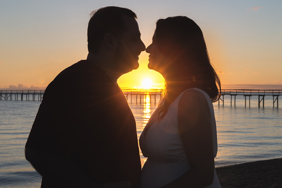 Linda foto de um beijo dos noivos em contra luz no seu ensaio pré-wedding. Foto por Marco Moscarelli