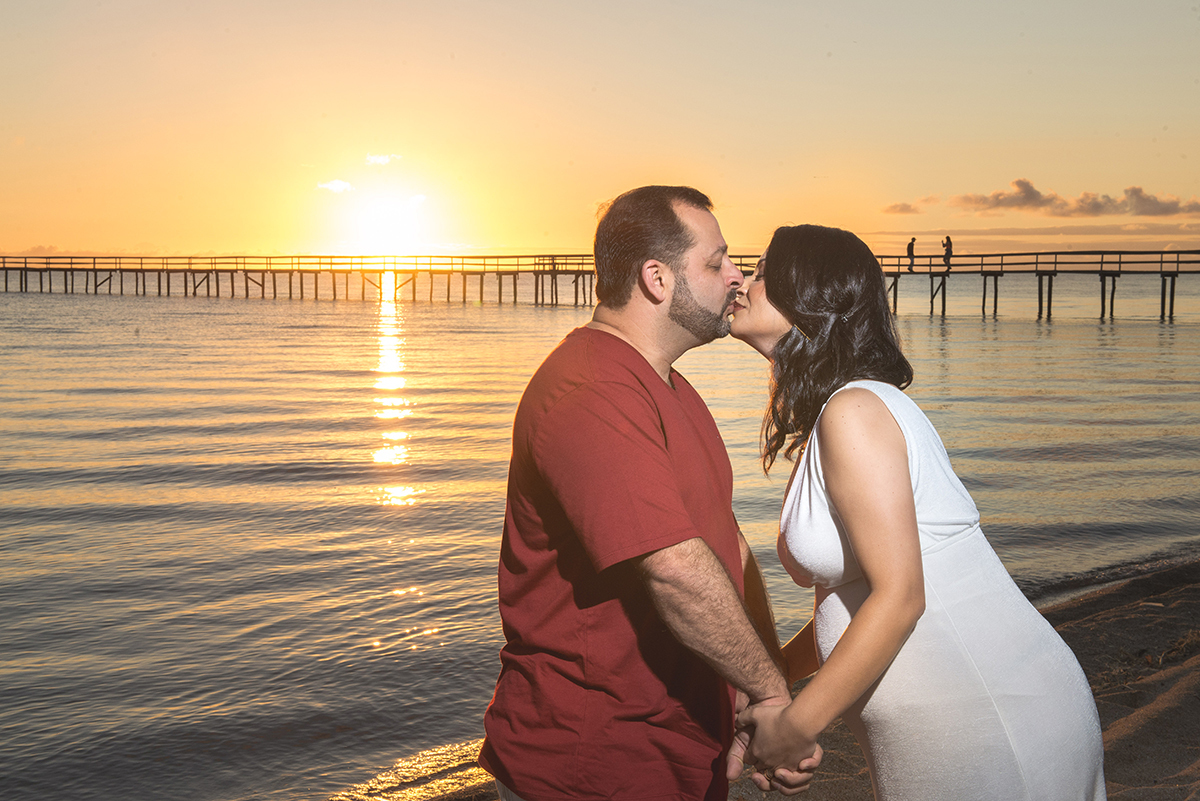 Linda foto de um beijo dos noivos em contra luz no seu ensaio pré-wedding. Foto por Marco Moscarelli