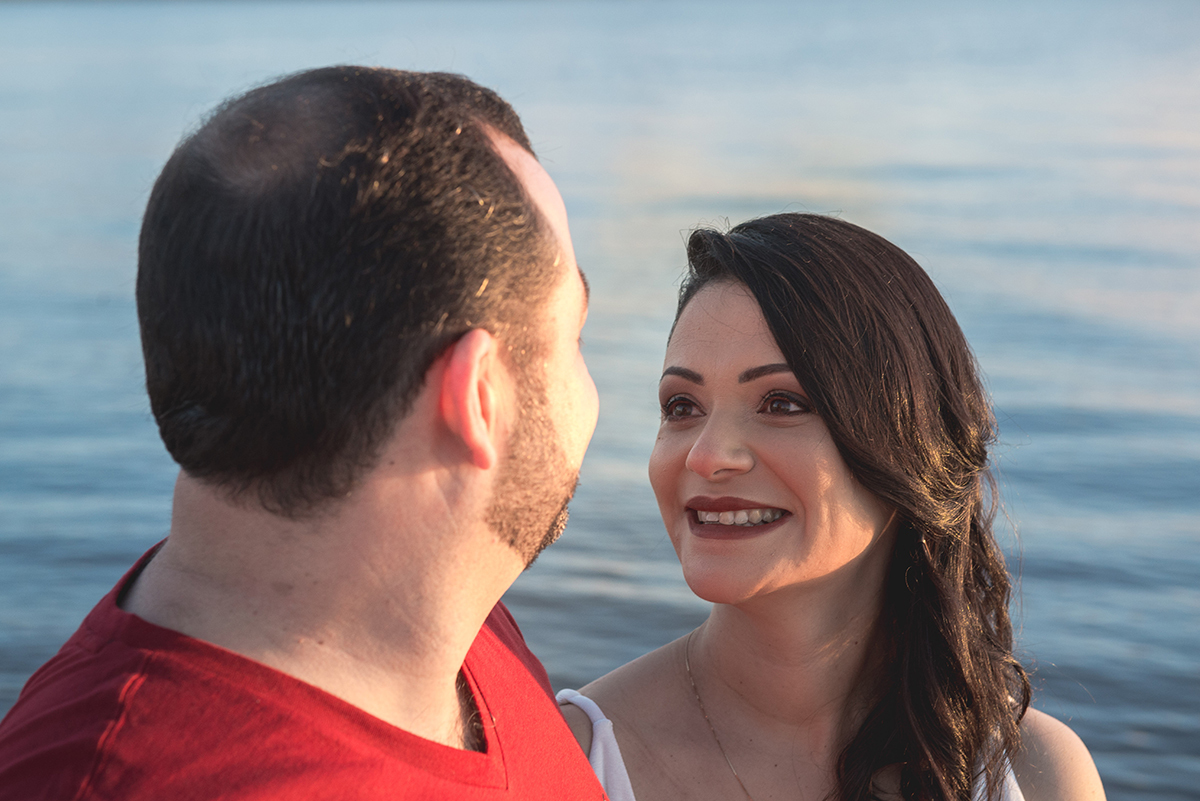 Linda troca de olhares dos noivos durante o ensaio do casal pré-wedding. Foto por Marco Moscarelli