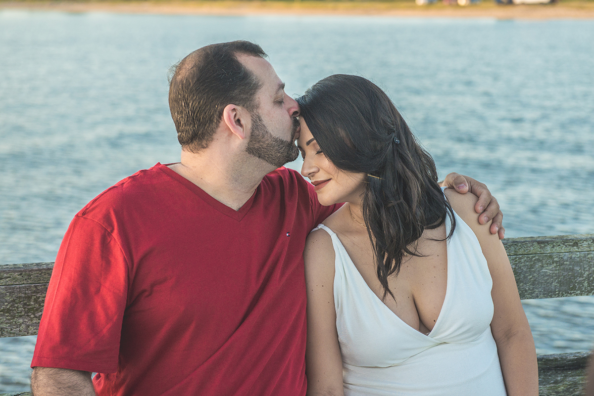 Noivo beija a testa da nova durante as fotos do seu ensaio de casal pré-wedding. Foto por marco Moscarelli