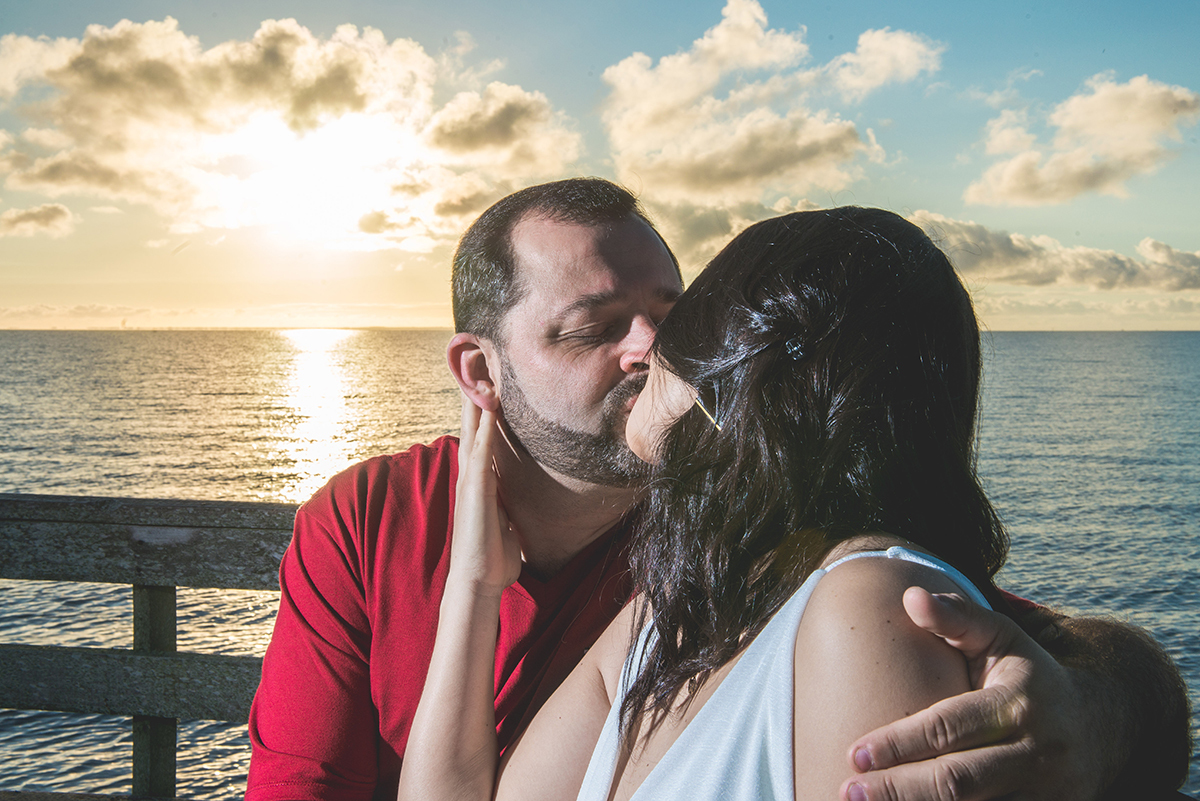 Noivo beija a noiva durante as fotos do seu ensaio de casal pré-wedding. Foto por marco Moscarelli