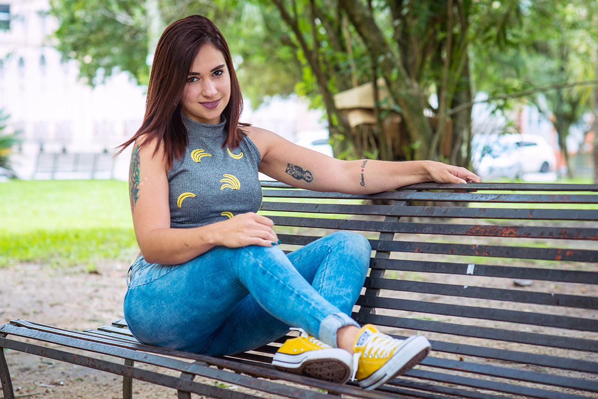 Aniversariante e modelo posando para foto no chafariz da praça coronel Pedo Osório em Pelotas. Foto por Marco Moscarelli