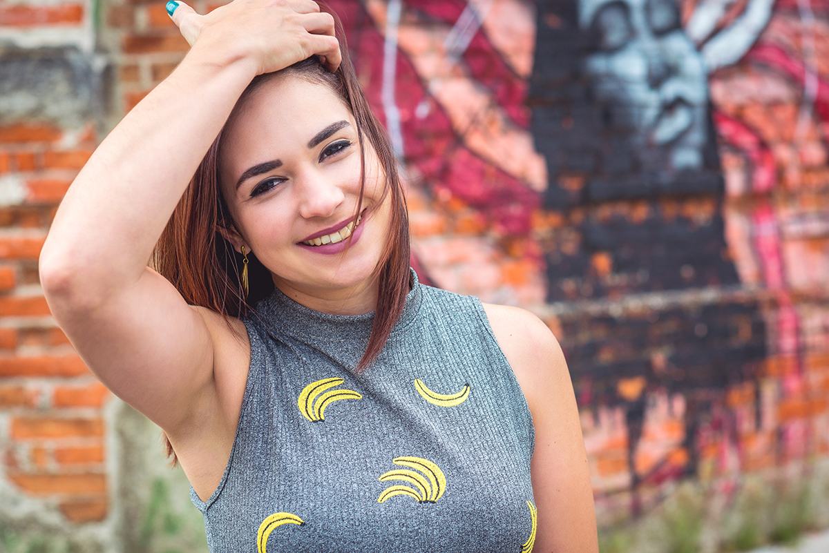 Aniversariante e modelo posando para foto encostada em parede com lindo grafite no porto de Pelotas. Foto por Marco Moscarelli