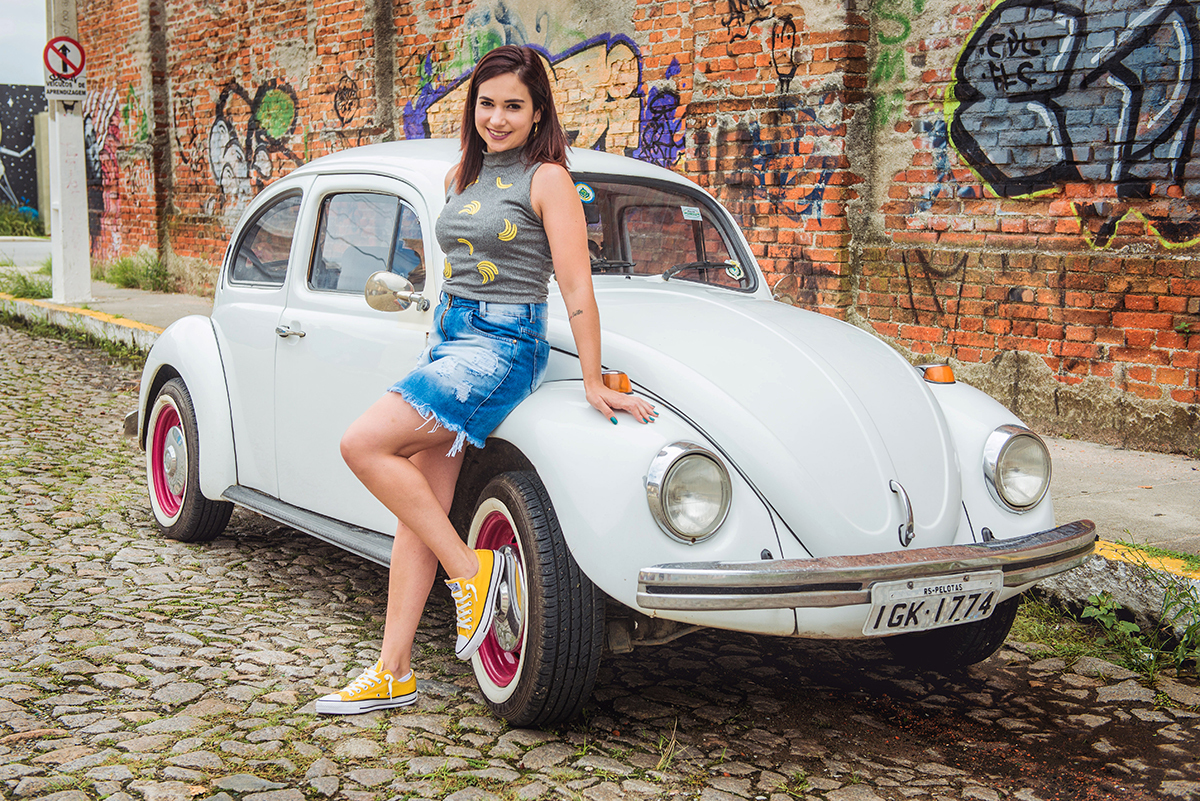Linda foto da aniversariante do dia posando para foto no porto de Pelotas junto com seu Fusca no dia mundial do Fusca. Foto por Marco Moscarelli