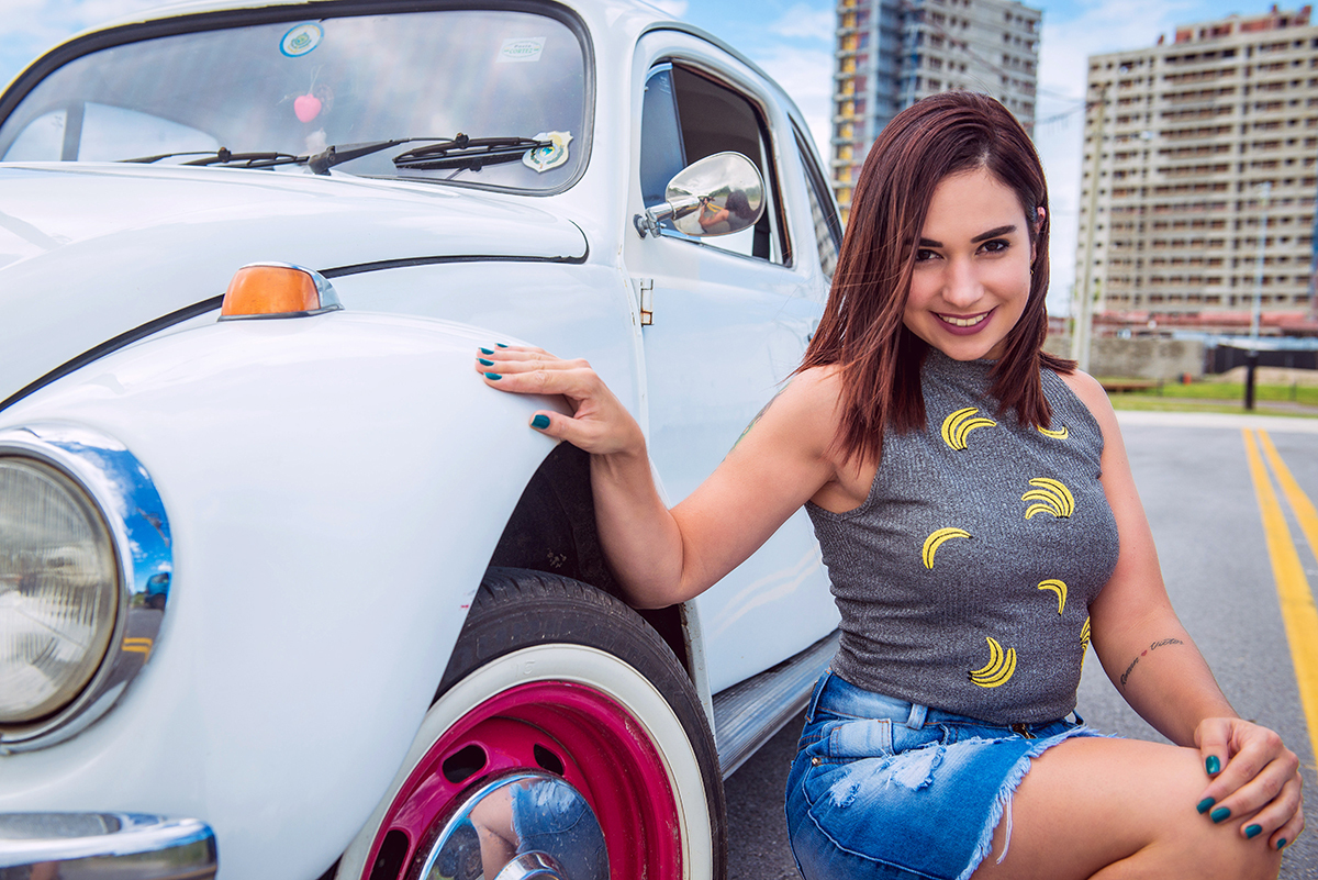 posando para foto no porto de Pelotas junto com seu Fusca no dia mundial do Fusca. Foto por Marco Moscarelli