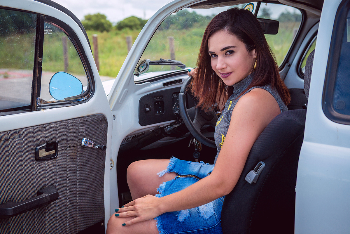 posando para foto no porto de Pelotas junto com seu Fusca no dia mundial do Fusca. Foto por Marco Moscarelli