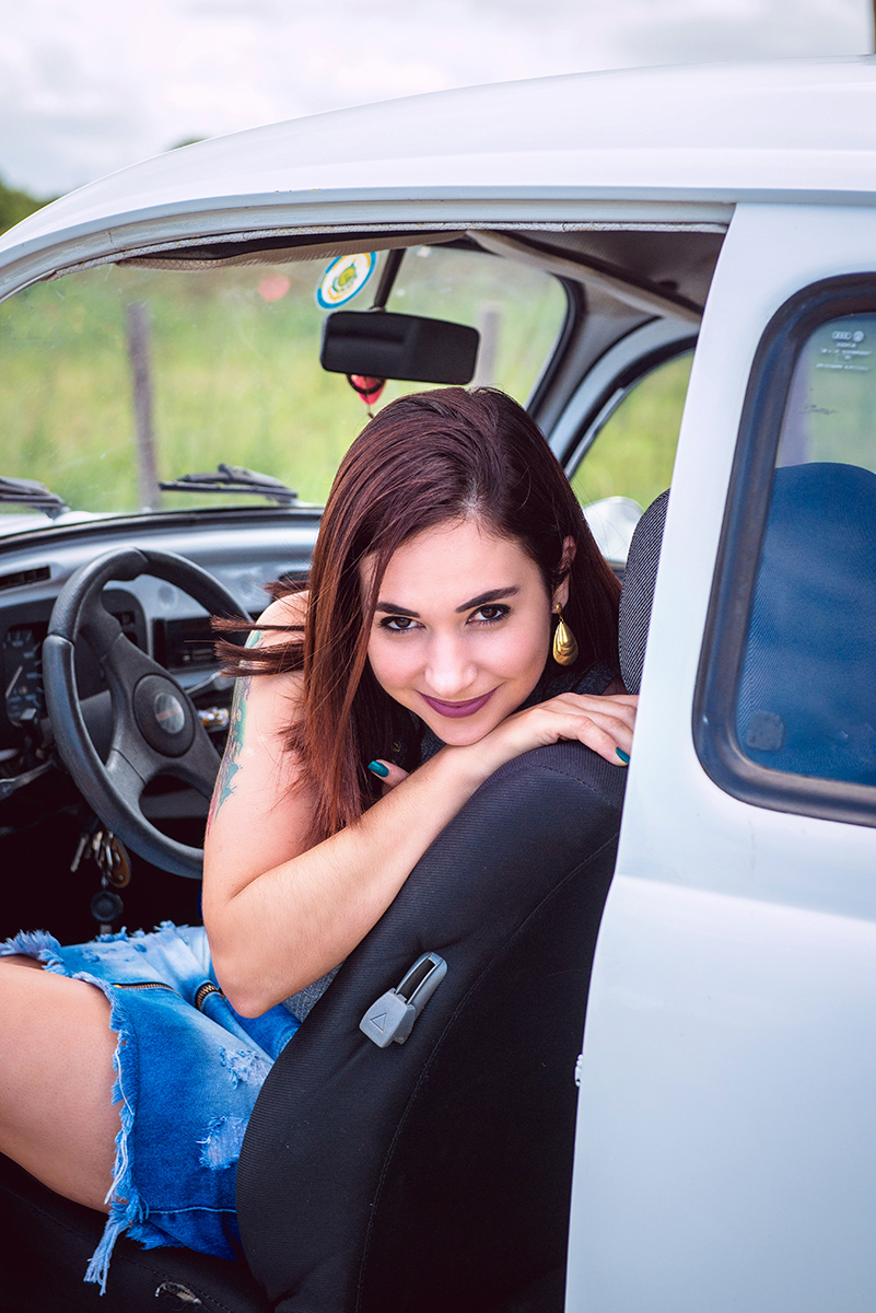 posando para foto no porto de Pelotas junto com seu Fusca no dia mundial do Fusca. Foto por Marco Moscarelli