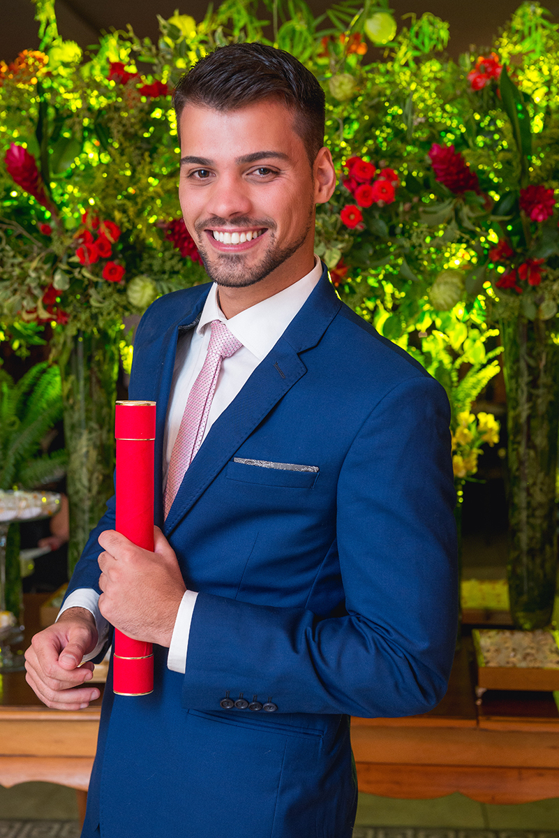 Formando em direito em Pelotas, posando para foto com seu diploma na mão. Foto por Marco Moscarelli Fotografo.
