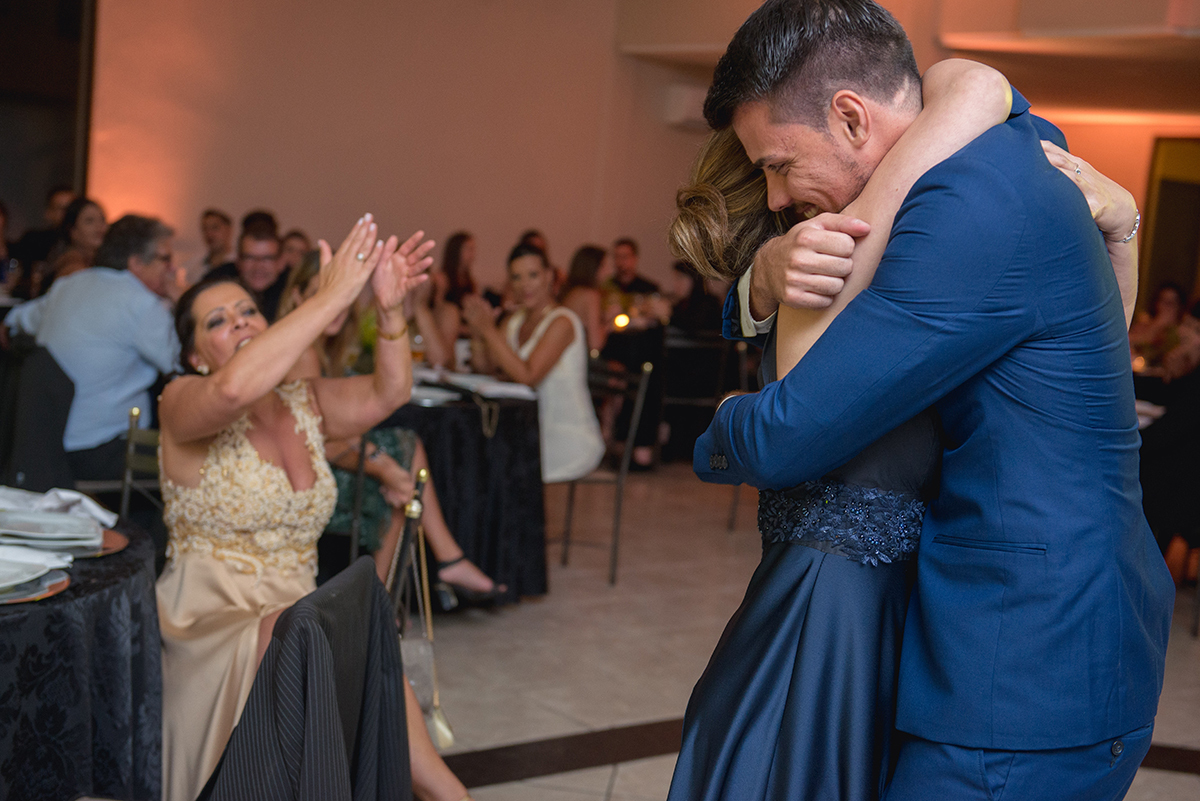 Abraço emocionado da irma do formando durante a sua recepção de formatura em Direito em Pelotas. Foto por Marco Moscarelli Fotografo.