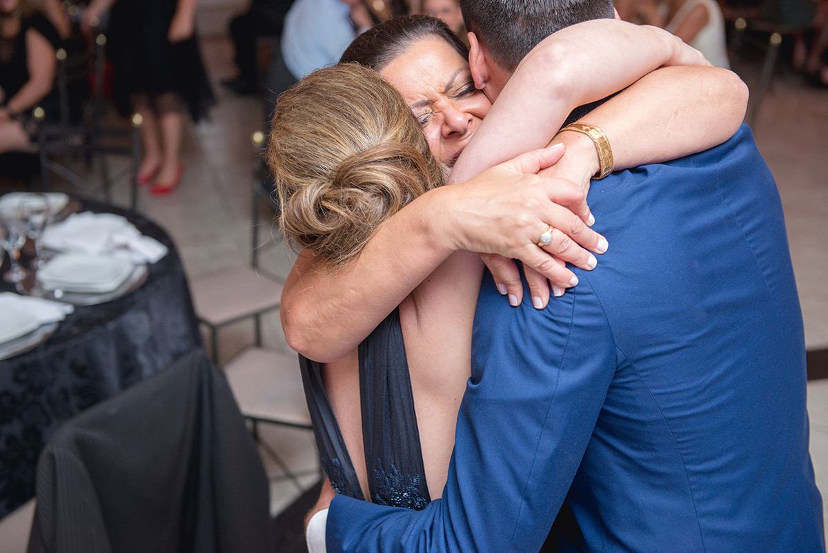 Abraço emocionado da irma e da mãe do formando durante a sua recepção de formatura em Direito em Pelotas. Foto por Marco Moscarelli Fotografo.