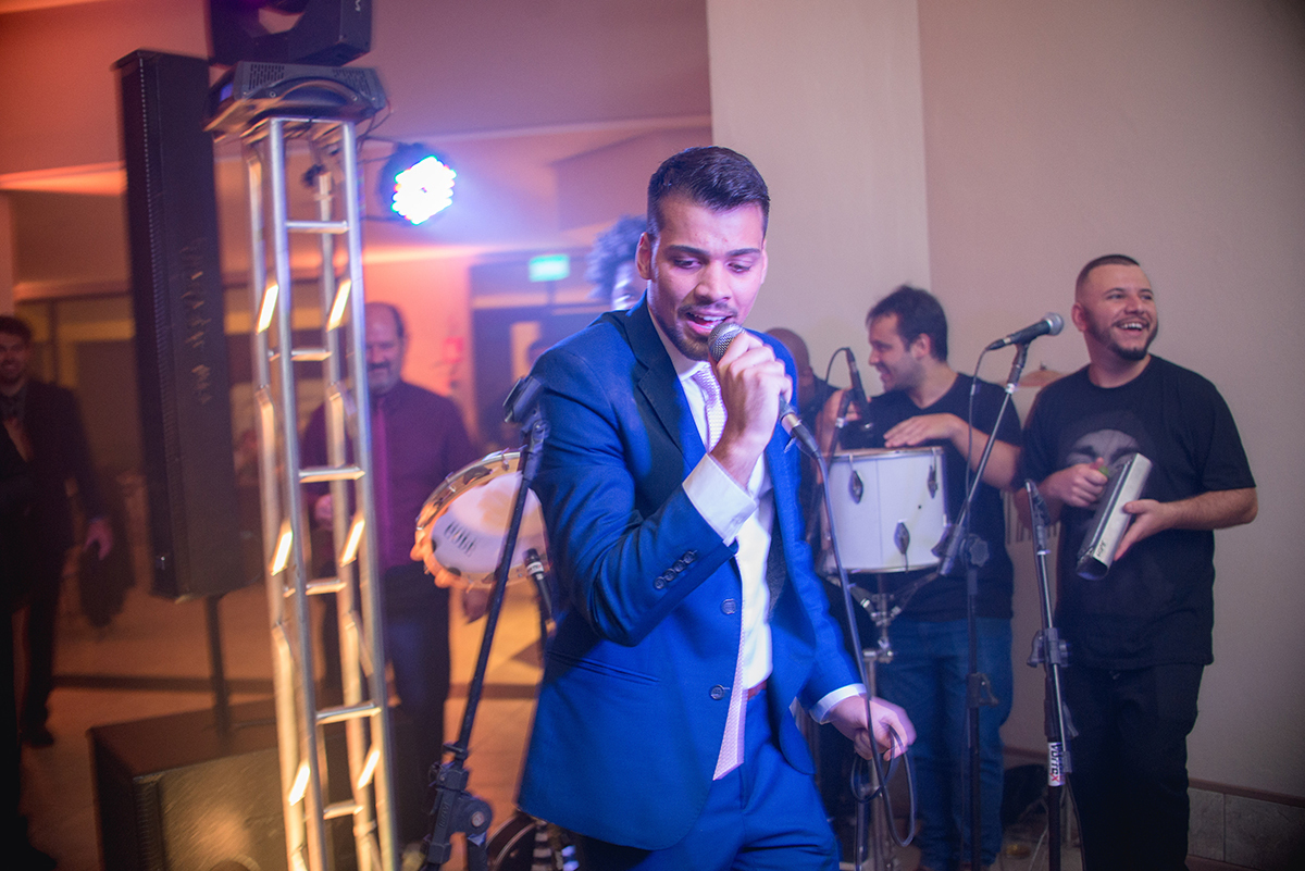 Formando cantando alegremente durante a sua recepção de formatura em direito em Pelotas. Foto por Marco Moscarelli Fotografo