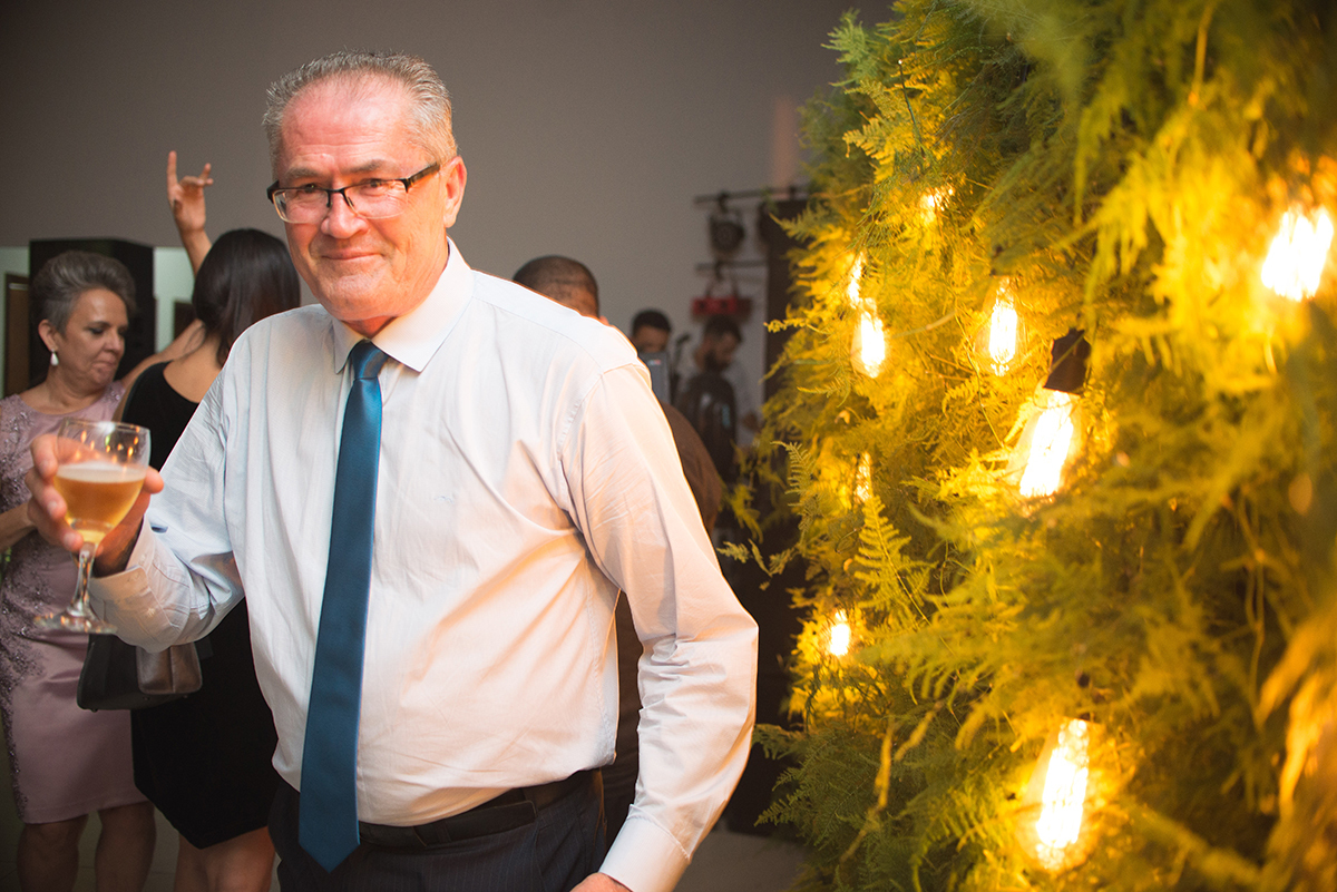 Pai da formanda dançando orgulhoso durante a recepção de formatura. Foto por Marco Moscarelli