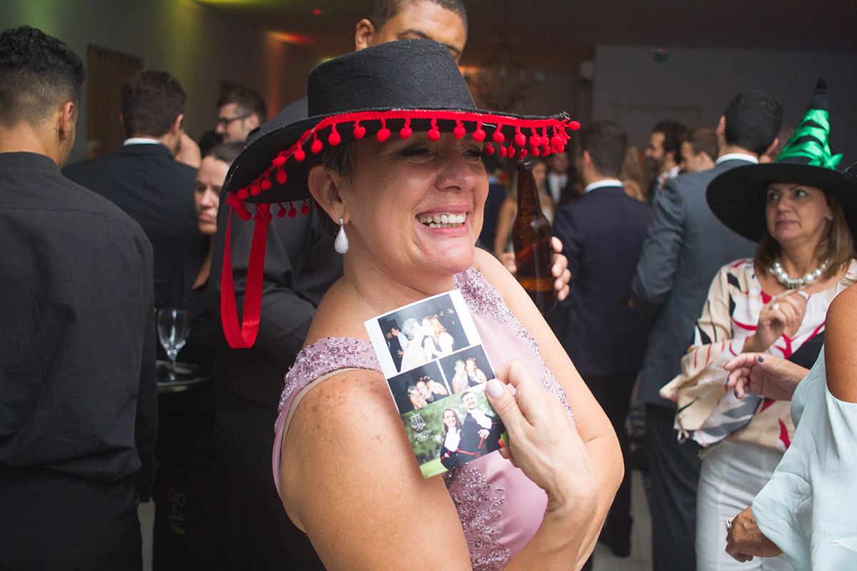 Mãe da formanda em momento de descontração durante a recepção de formatura. Foto por Marco Moscarelli Fotografo.