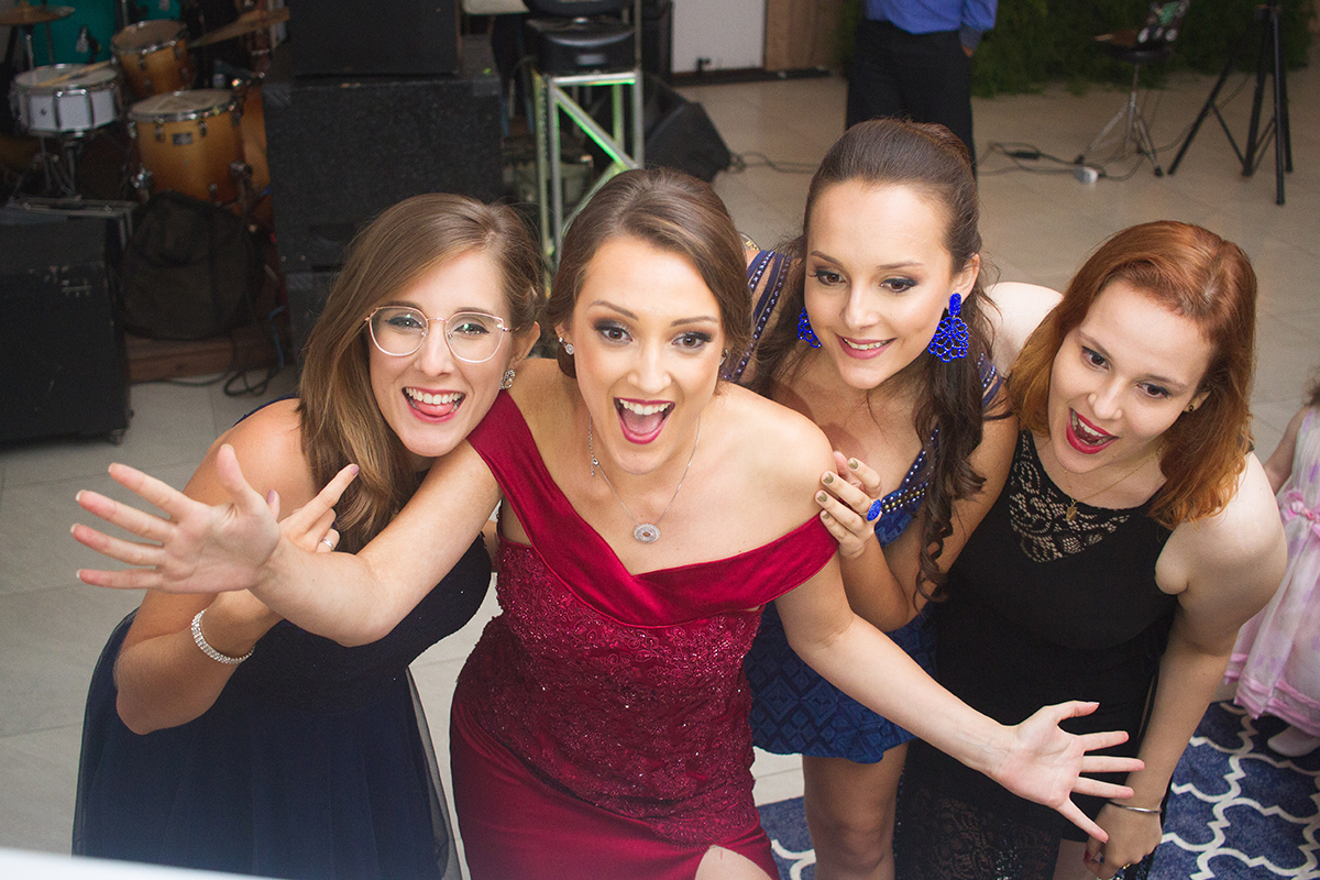 Formanda se divertindo com suas convidadas ditante a recepção de formatura. Foto por Marco Moscarelli Fotografo