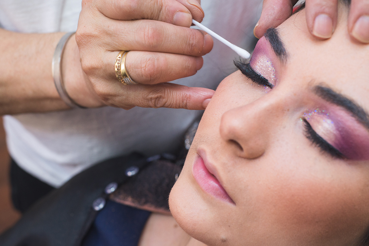 Detalhe da maquiagem durante seu make up no dia da sua formatura em jornalismo. Foto por Marco Moscarelli Fotografo