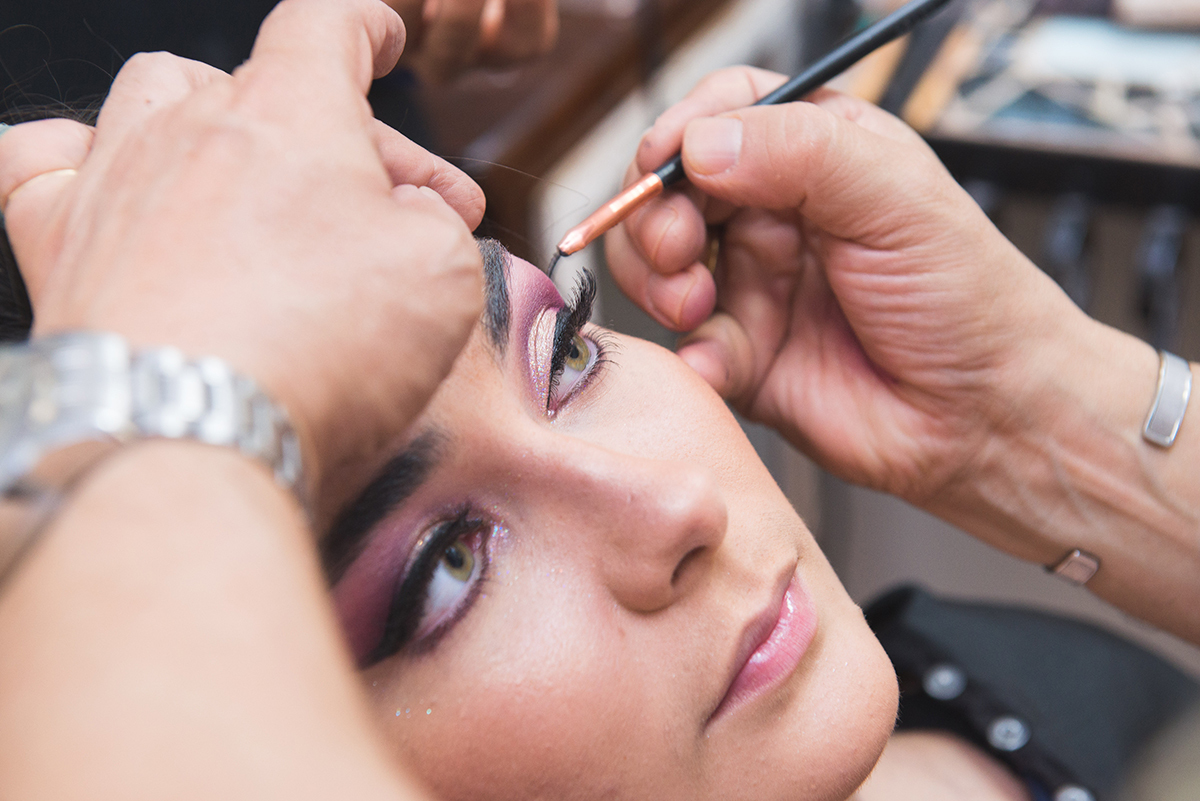 make up no dia da sua formatura em jornalismo. Foto por Marco Moscarelli Fotografo
