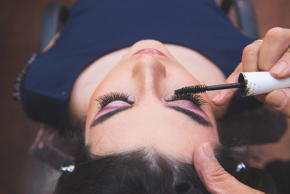 Detalhe da maquiagem durante seu make up no dia da sua formatura em jornalismo. Foto por Marco Moscarelli Fotografo
