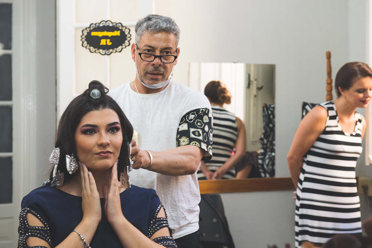 Finalizando o make up da formanda no dia da sua formatura em jornalismo pela UFPEL. Foto por Marco Moscarelli Fototgrafo.