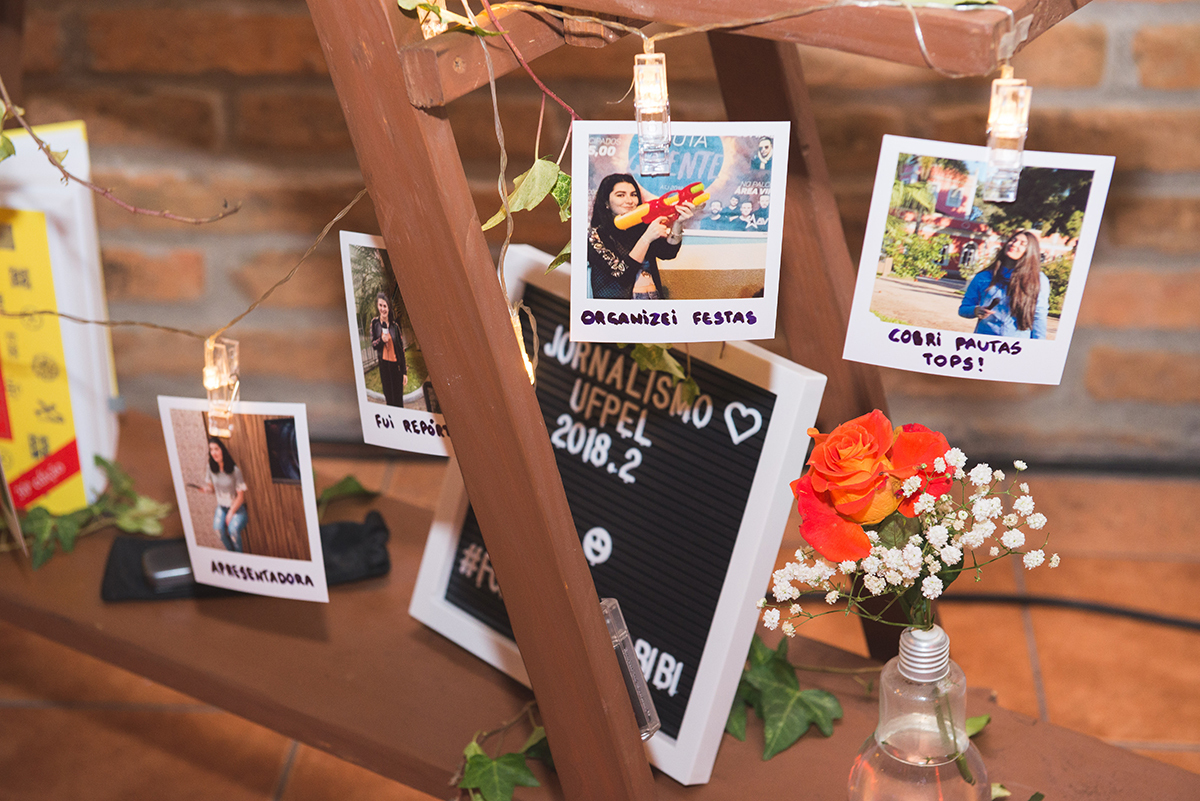 Detalhe da decoração da recepção de formatura, fotos polaroide da formanda durante o curso de jornalismo pela UFPEL. Foto por Marco Moscarelli Fotografo.