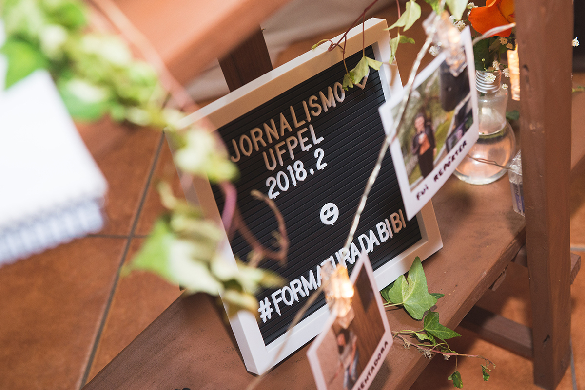 Detalhe da decoração da recepção de formatura, fotos polaroide da formanda durante o curso de jornalismo pela UFPEL. Foto por