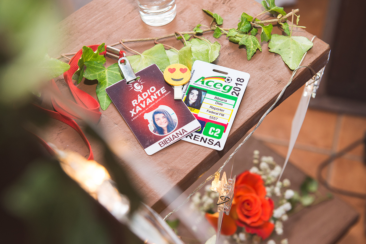 Detalhe da decoração da recepção de formatura,crachas de cursos e estágios da formanda durante o curso de jornalismo pela UFPEL. Foto por