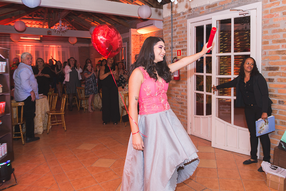 Fotografia do momento da entrada da formanda em jornalismo na sua recepção de formatura. Foto por Marco Moscarelli Fotografo.