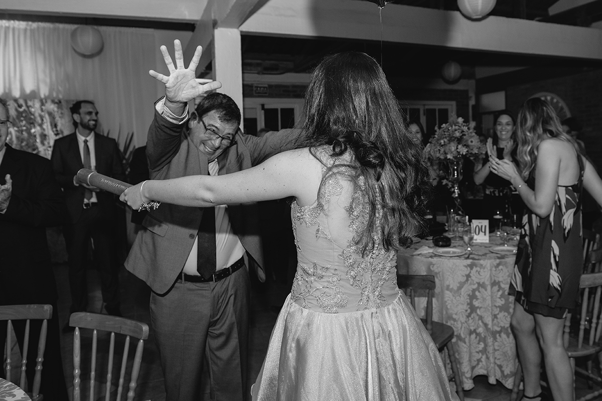Pai da formanda recebendo  ela com os braços abertos e um momento emocionante durante a recepção de formatura. Foto por Marco Moscarelli Fotografo 