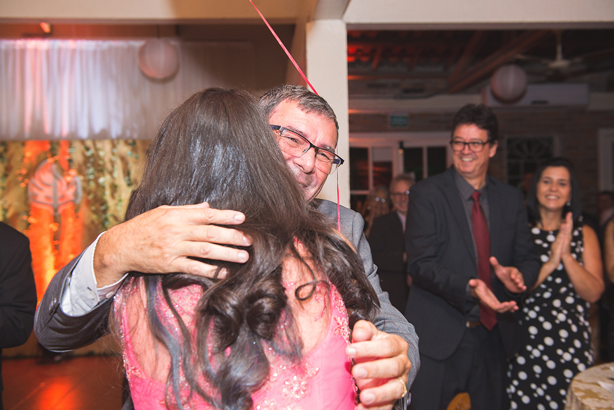Pai da formanda recebendo  ela com os braços abertos e um momento emocionante durante a recepção de formatura. Foto por Marco Moscarelli Fotografo 