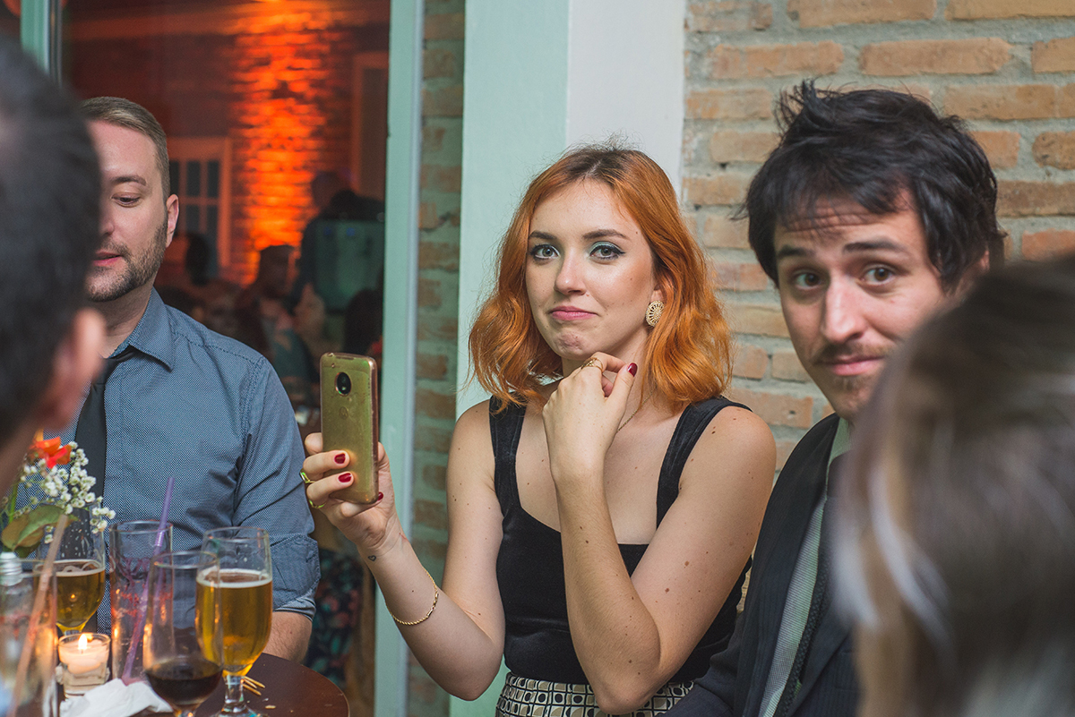 Momento de descontração dos convidados durante a recepção de formatura em jornalismo pela UFPEL. Foto por Marco Moscarelli Fotografo.