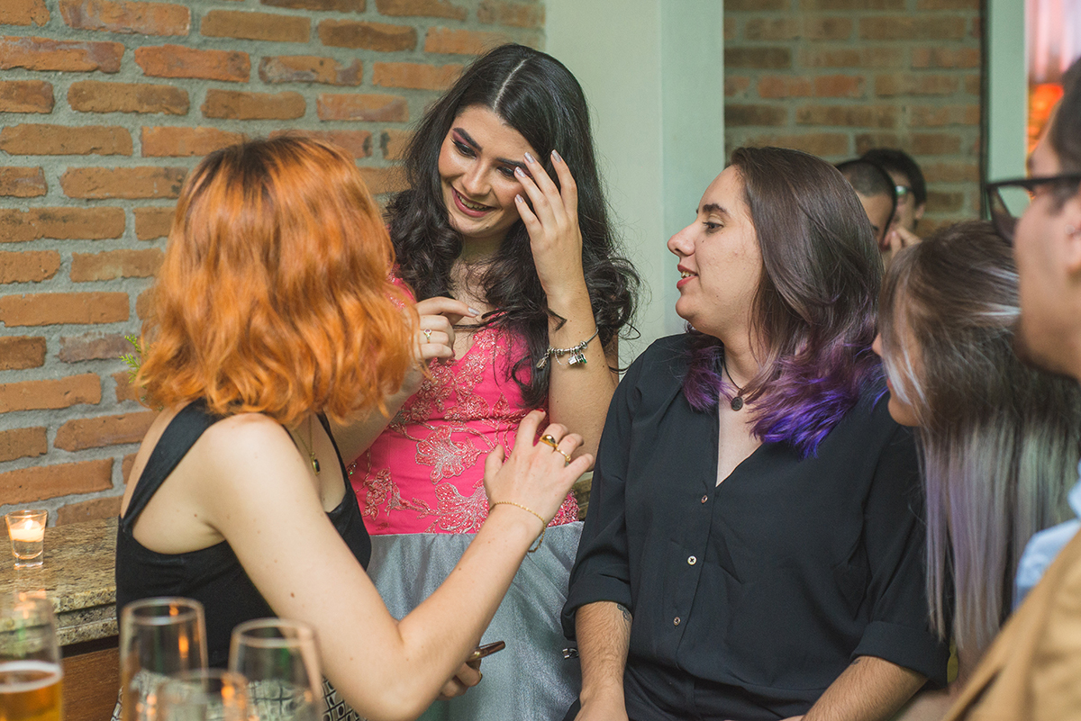 Momento de descontração da formanda com seus  convidados durante a recepção de formatura em jornalismo pela UFPEL. Foto por Marco Moscarelli 