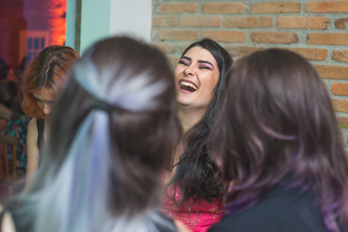 Momento de descontração da formanda com seus  convidados durante a recepção de formatura em 