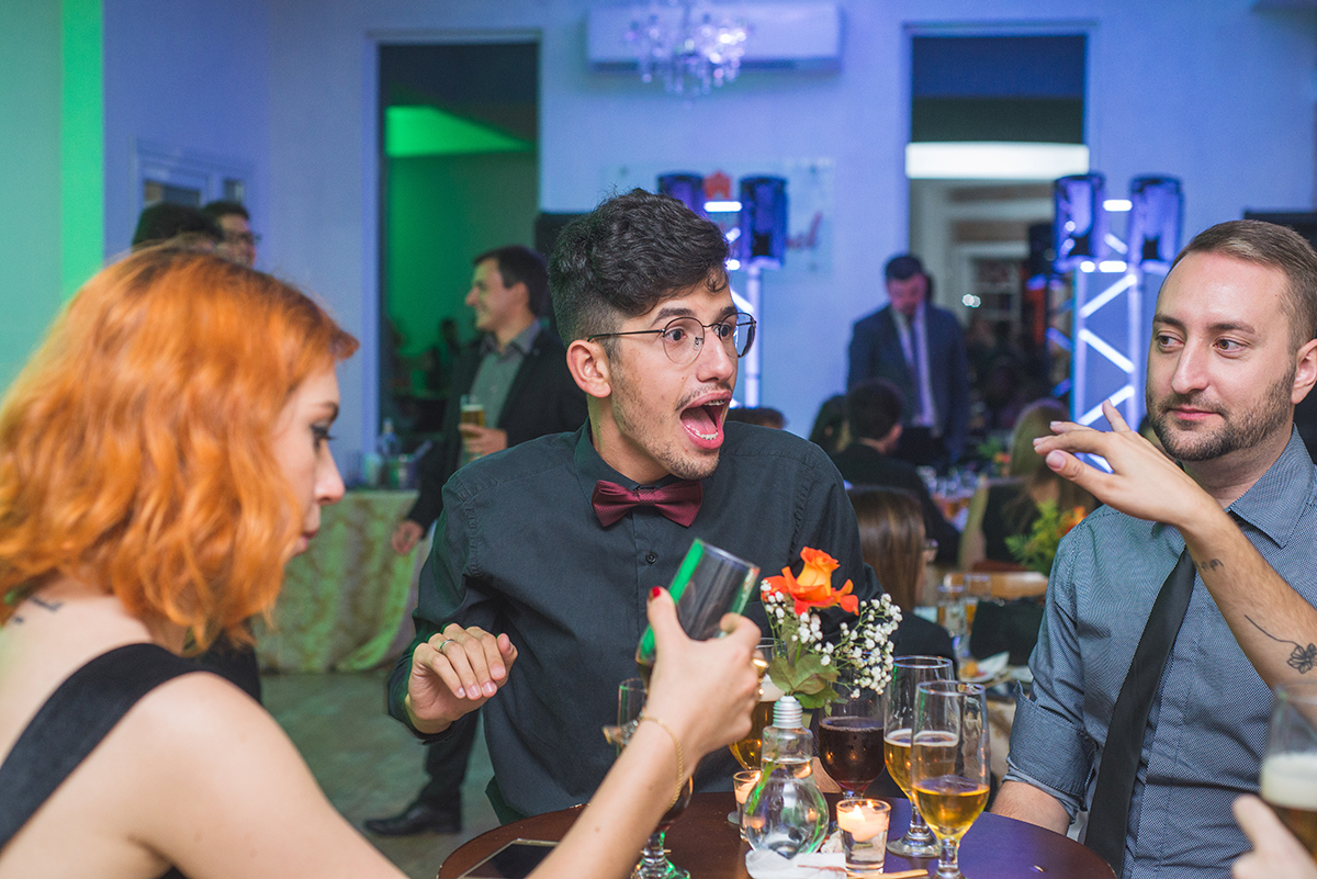 Momento de descontração dos convidados durante a recepção de formatura em jornalismo pela UFPEL. Foto por Marco Moscarelli Fotografo.  