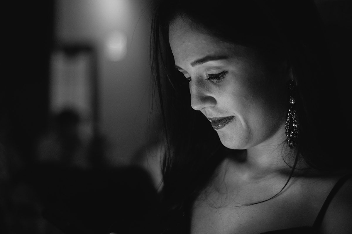 Fotografia em preto  e branco de uma convidada da recepção de formatura. Foto por Marco Moscarelli